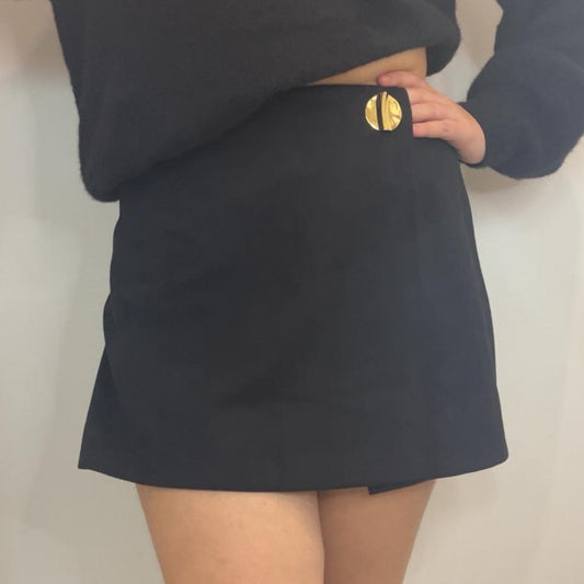 Short jupe minimaliste détail bouton doré sophistiqué
