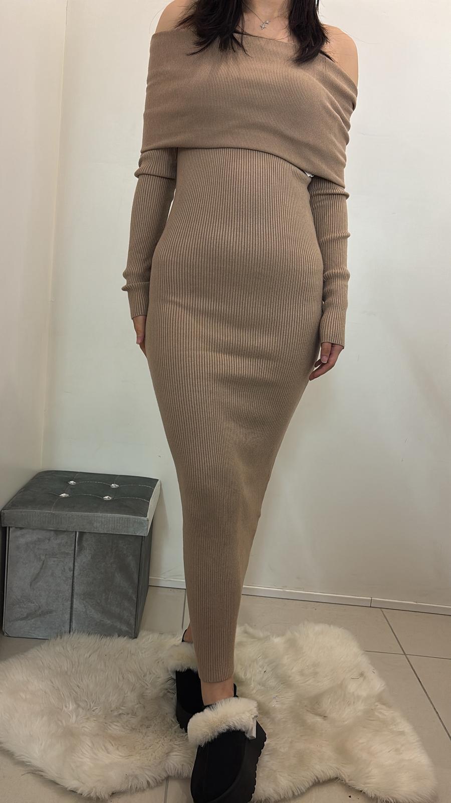 Robe pull épaules dénudées en maille côtelée près du corps