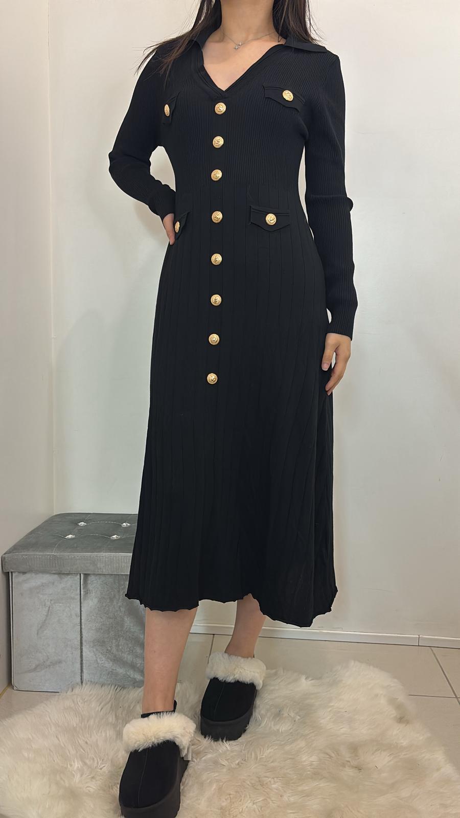 Robe pull longue avec boutons dorés décoratifs
