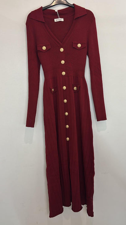 Robe pull longue avec boutons dorés décoratifs