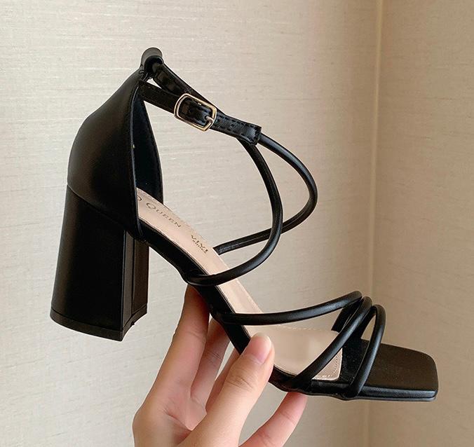 Sandales à talons carrés noir à brides fines