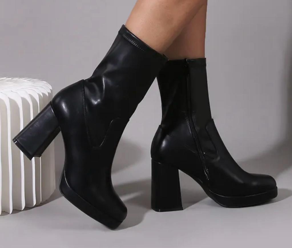 Bottines noires à talons carrés et fermeture latérale