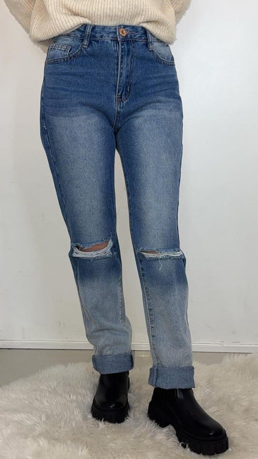 Jean bleu clair déchiré aux genoux