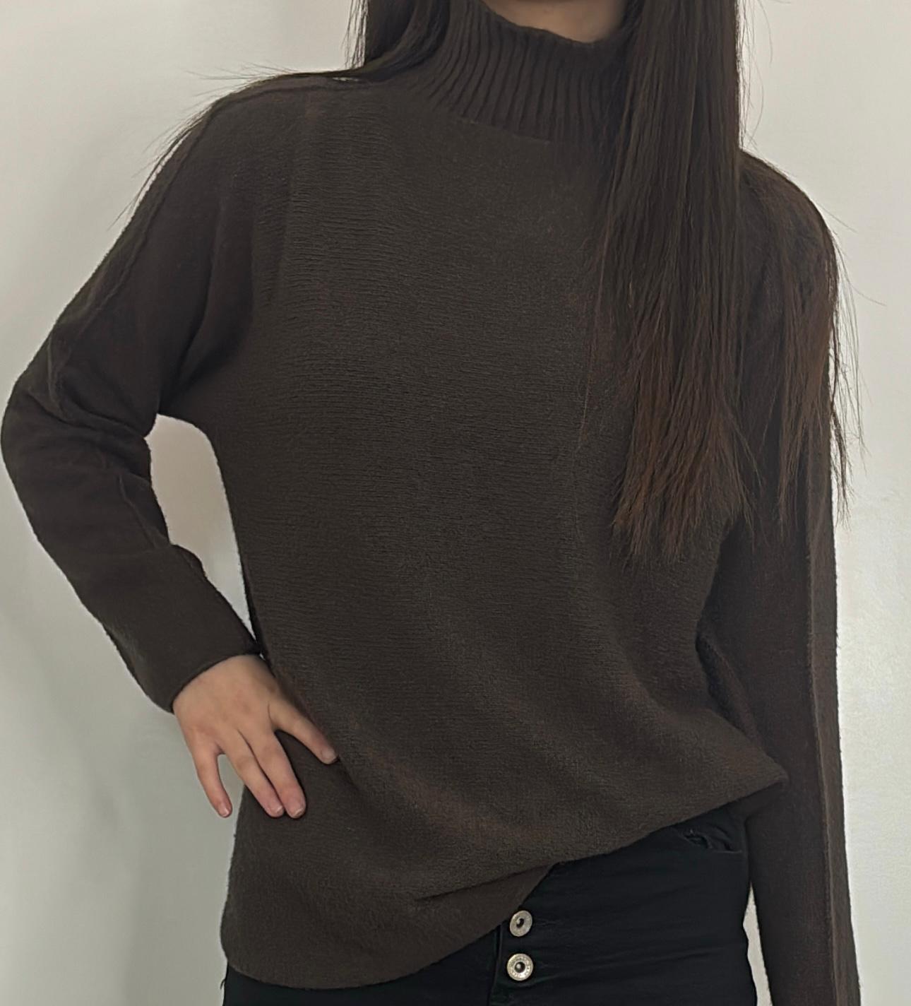 Pull col montant coupe ample et maille douce