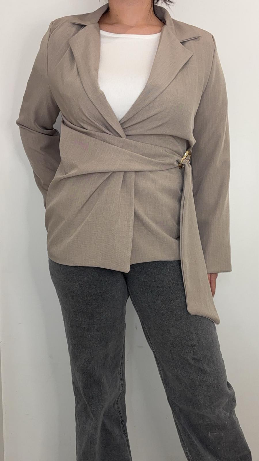 Blazer beige croisé à boucle dorée