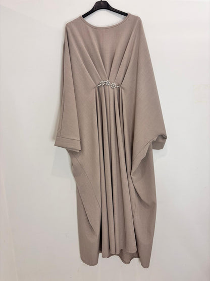 Abaya drapée avec broche florale