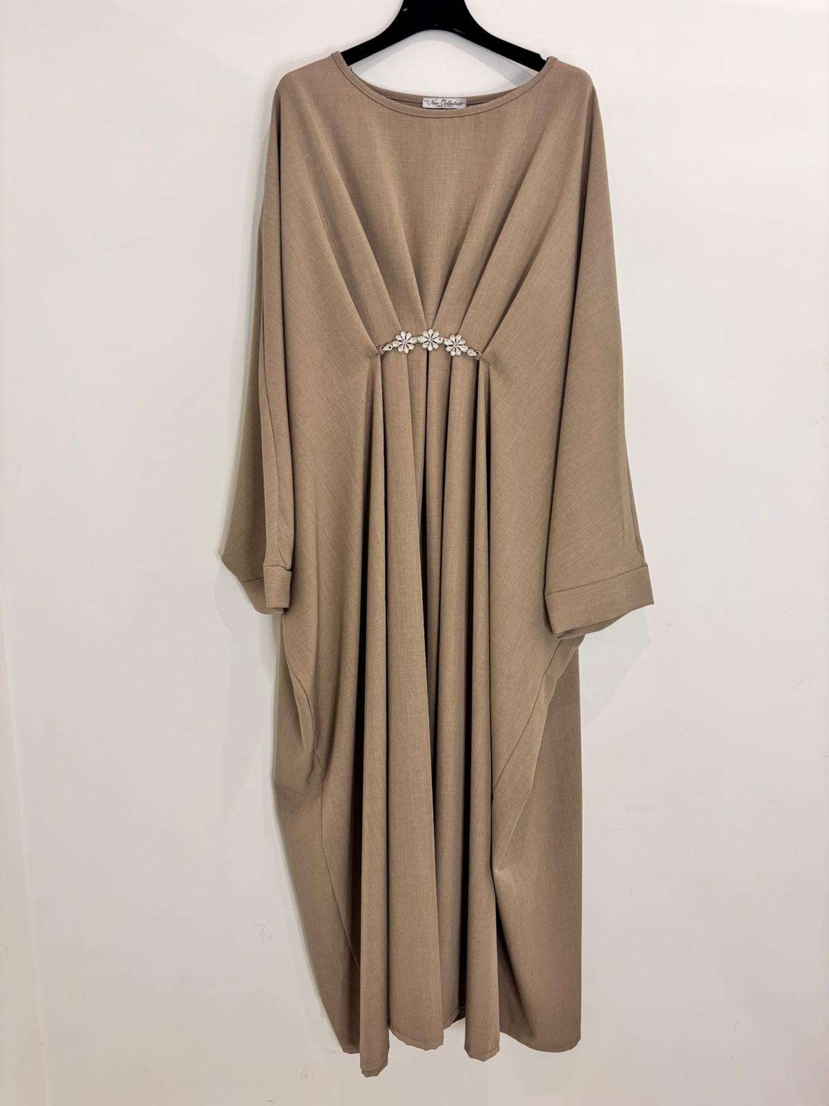 Abaya drapée avec broche florale