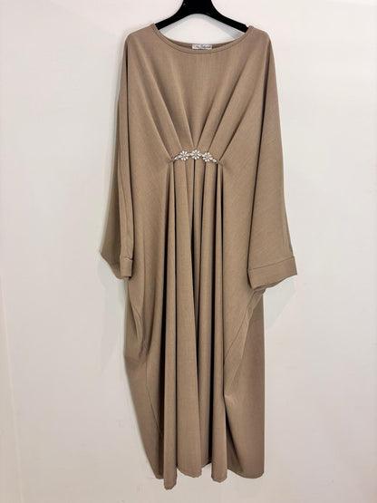 Abaya drapée avec broche florale