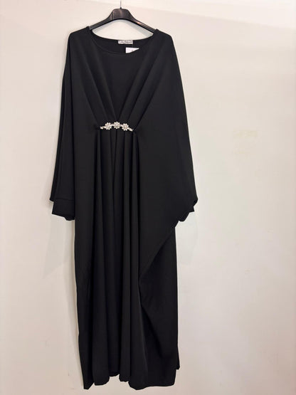 Abaya drapée avec broche florale