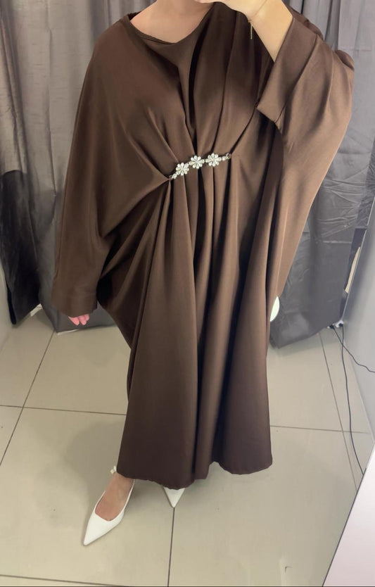 Abaya drapée avec broche florale