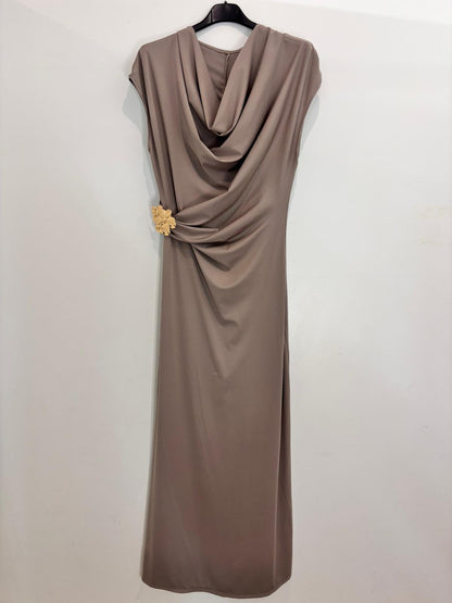 Robe longue cintrée avec broche