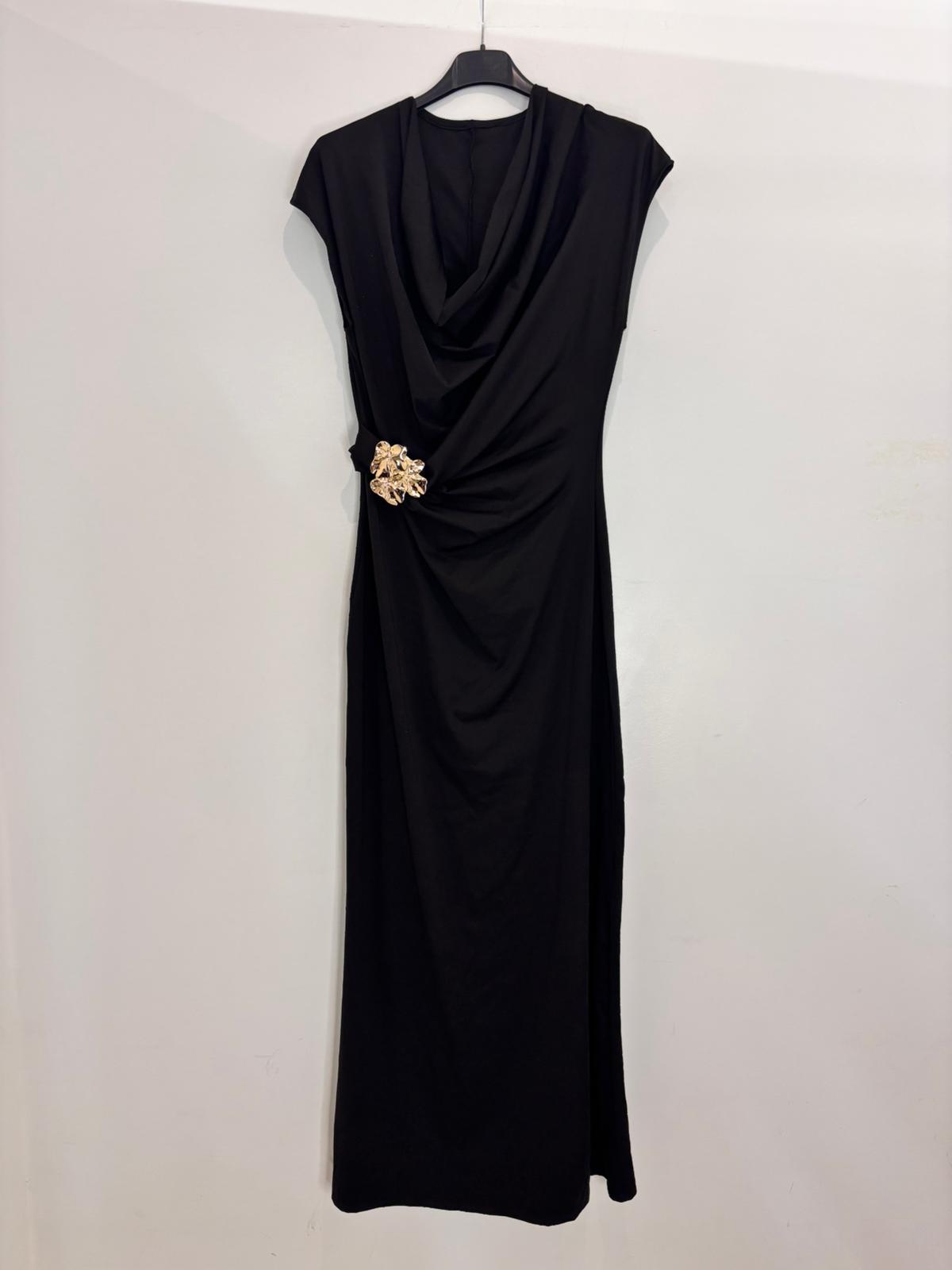 Robe longue cintrée avec broche