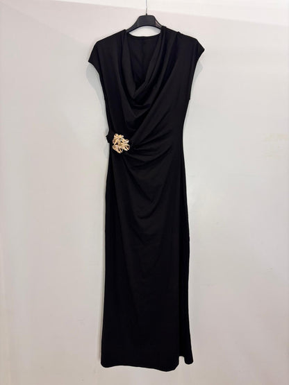 Robe longue cintrée avec broche