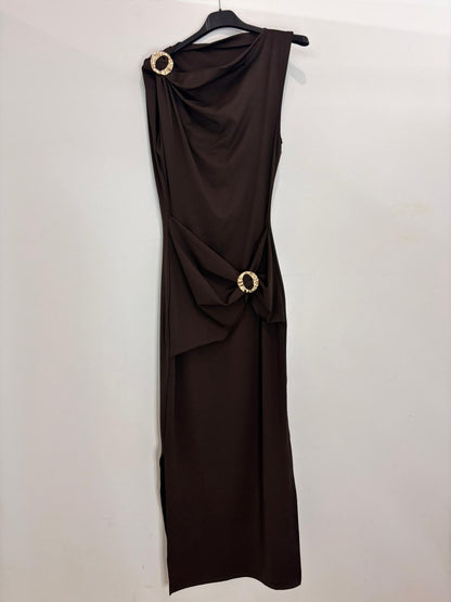 Robe longue drapée avec boucles dorées