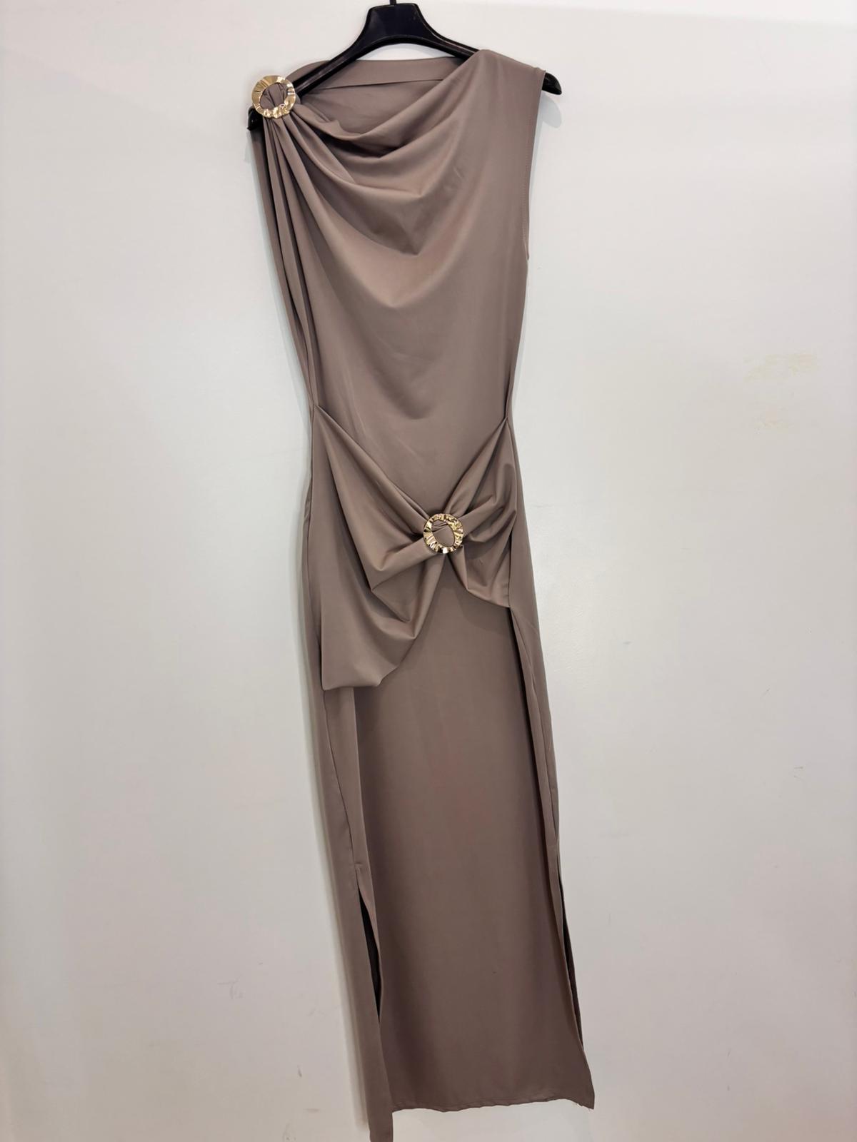 Robe longue drapée avec boucles dorées