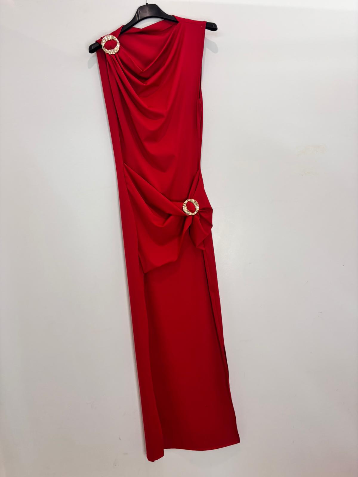 Robe longue drapée avec boucles dorées