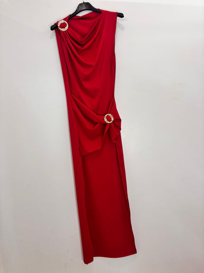 Robe longue drapée avec boucles dorées