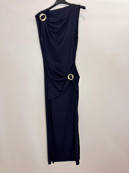 Robe longue drapée avec boucles dorées