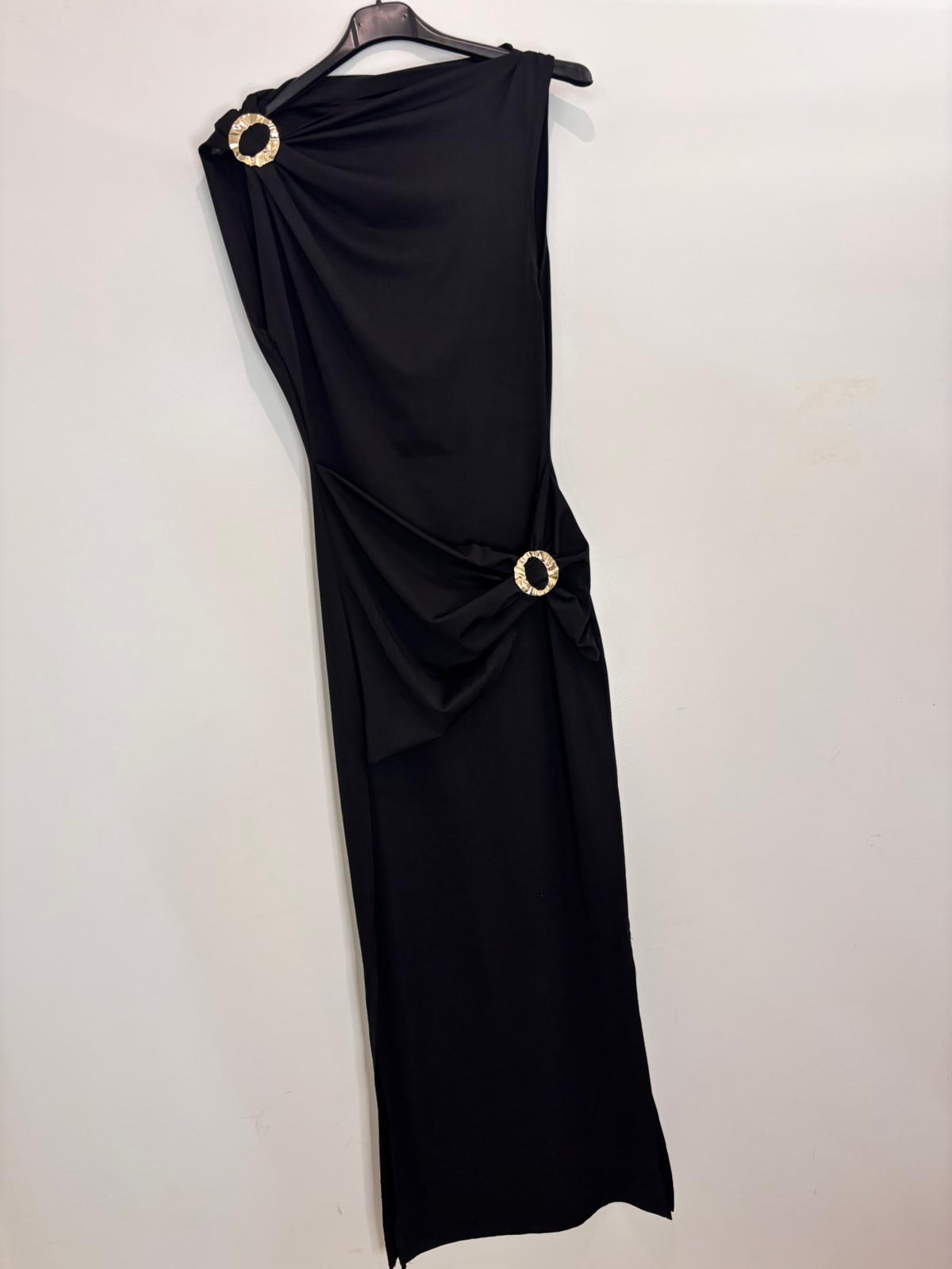 Robe longue drapée avec boucles dorées