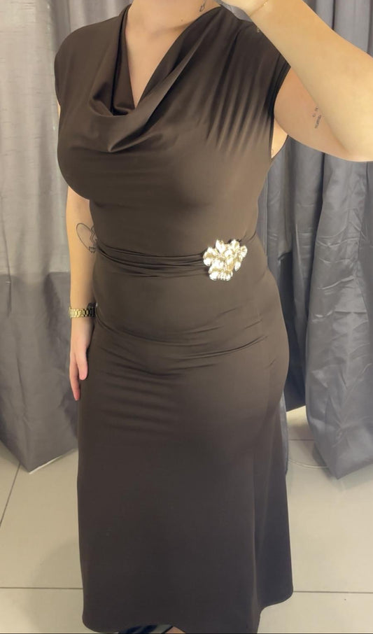 Robe longue cintrée avec broche