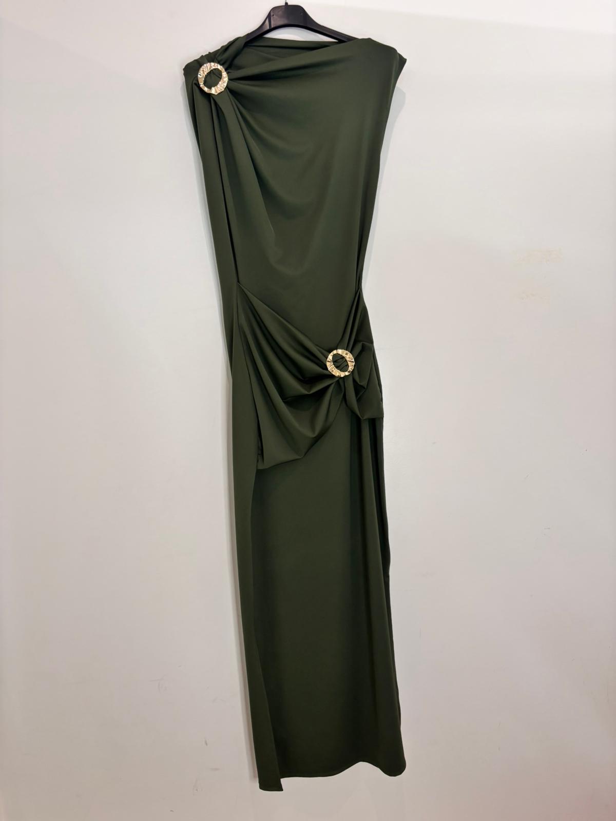 Robe longue drapée avec boucles dorées