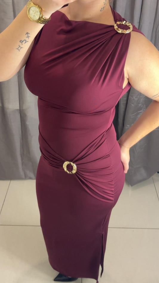 Robe longue drapée avec boucles dorées