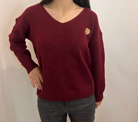 Pull col V avec badge cœur doré