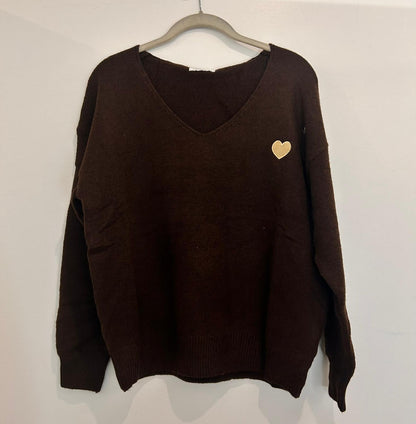Pull col V avec badge cœur doré