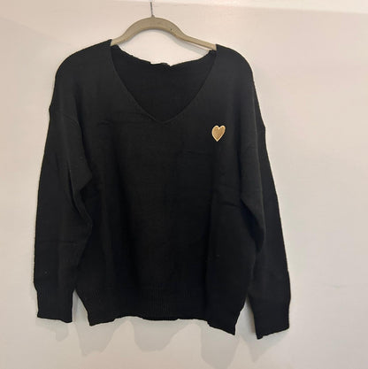 Pull col V avec badge cœur doré