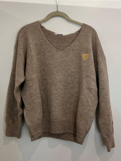 Pull col V avec badge cœur doré