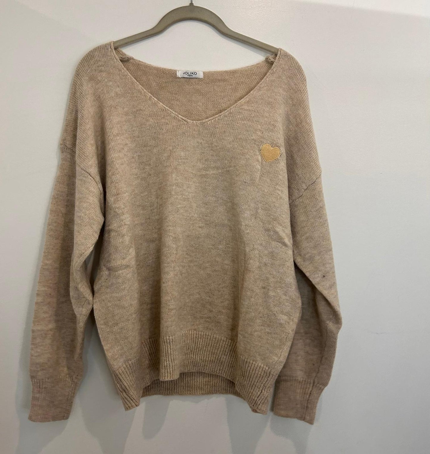 Pull col V avec badge cœur doré