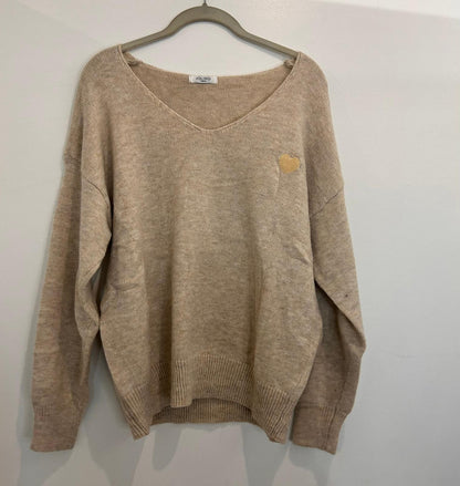 Pull col V avec badge cœur doré