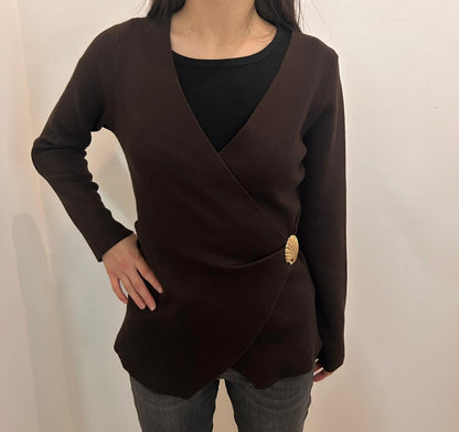 Pull cache-cœur croisée avec attache dorée