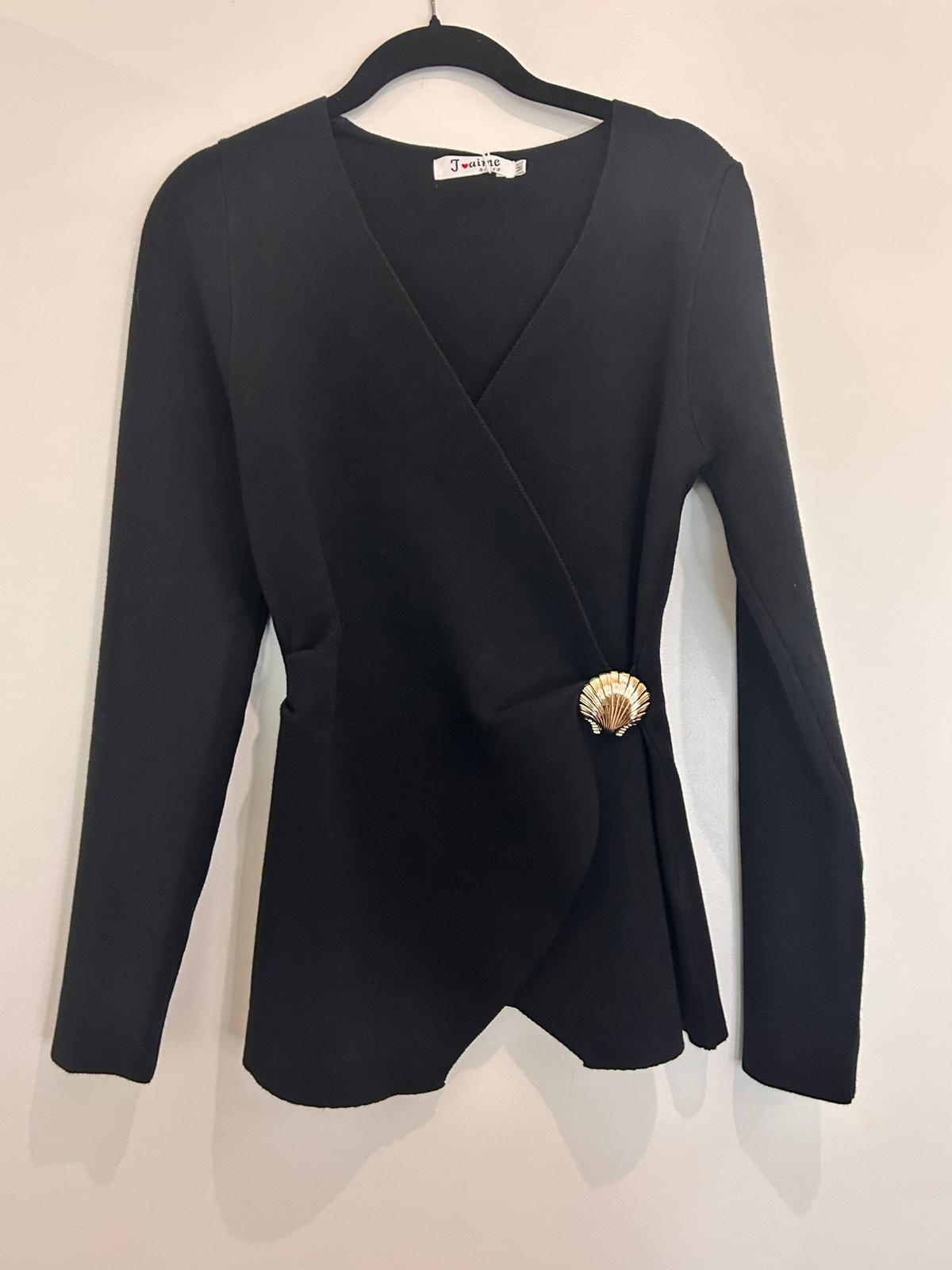 Pull cache-cœur croisée avec attache dorée