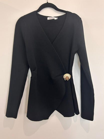 Pull cache-cœur croisée avec attache dorée