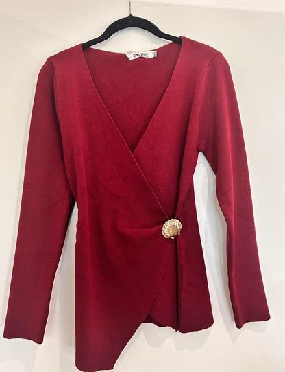 Pull cache-cœur croisée avec attache dorée