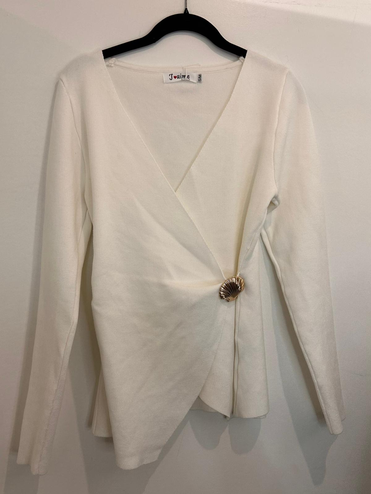 Pull cache-cœur croisée avec attache dorée