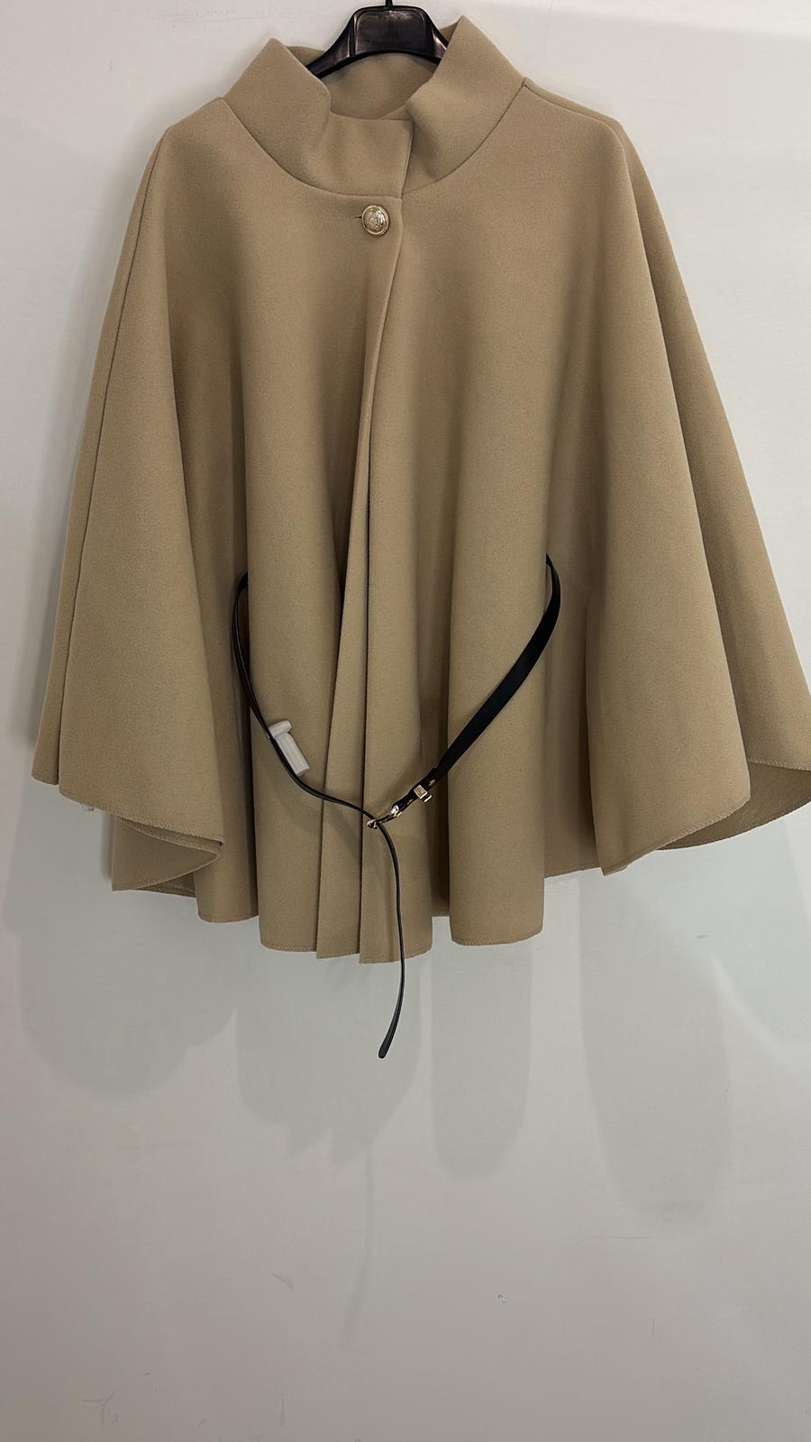 Cape à bouton doré ceinture fine noire