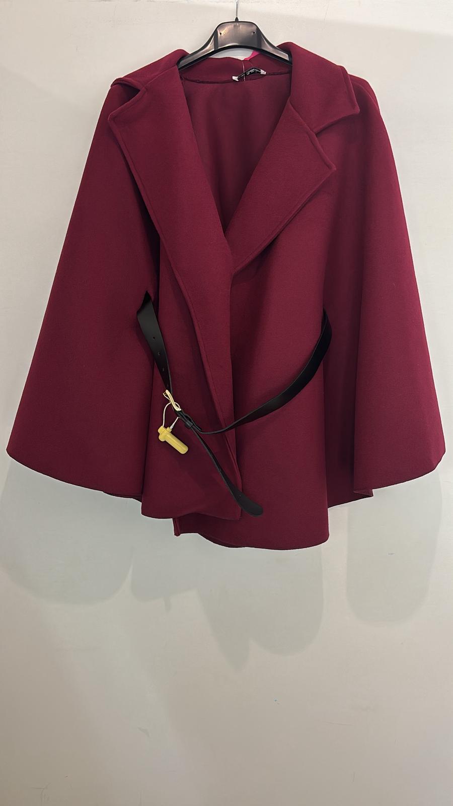 Cape avec col tailleur ceinture noire à boucle dorée