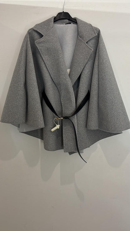 Cape avec col tailleur ceinture noire à boucle dorée