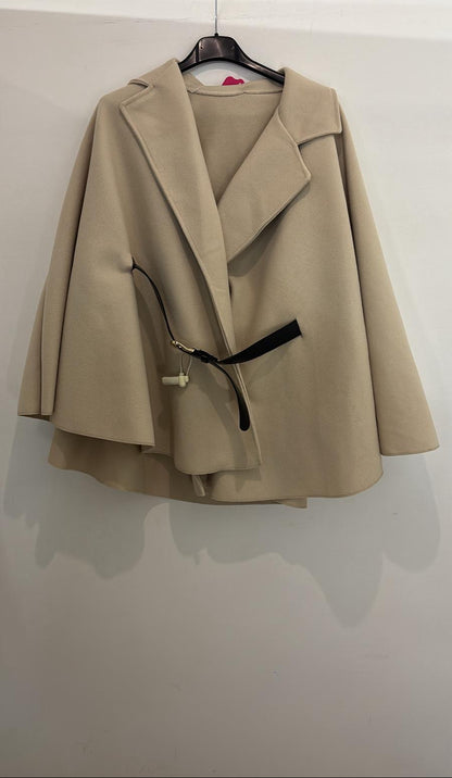 Cape avec col tailleur ceinture noire à boucle dorée