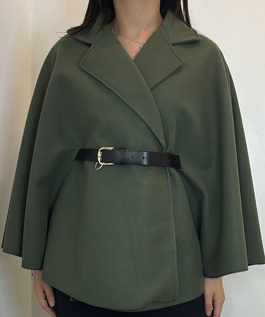 Cape avec col tailleur ceinture noire à boucle dorée