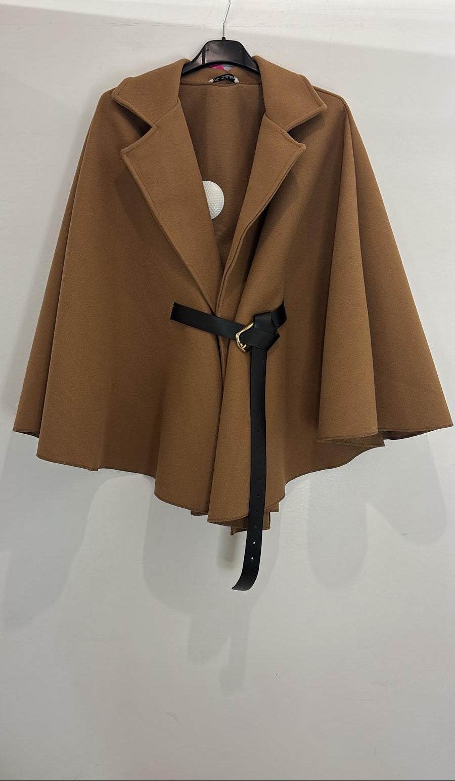 Cape avec col tailleur ceinture noire à boucle dorée