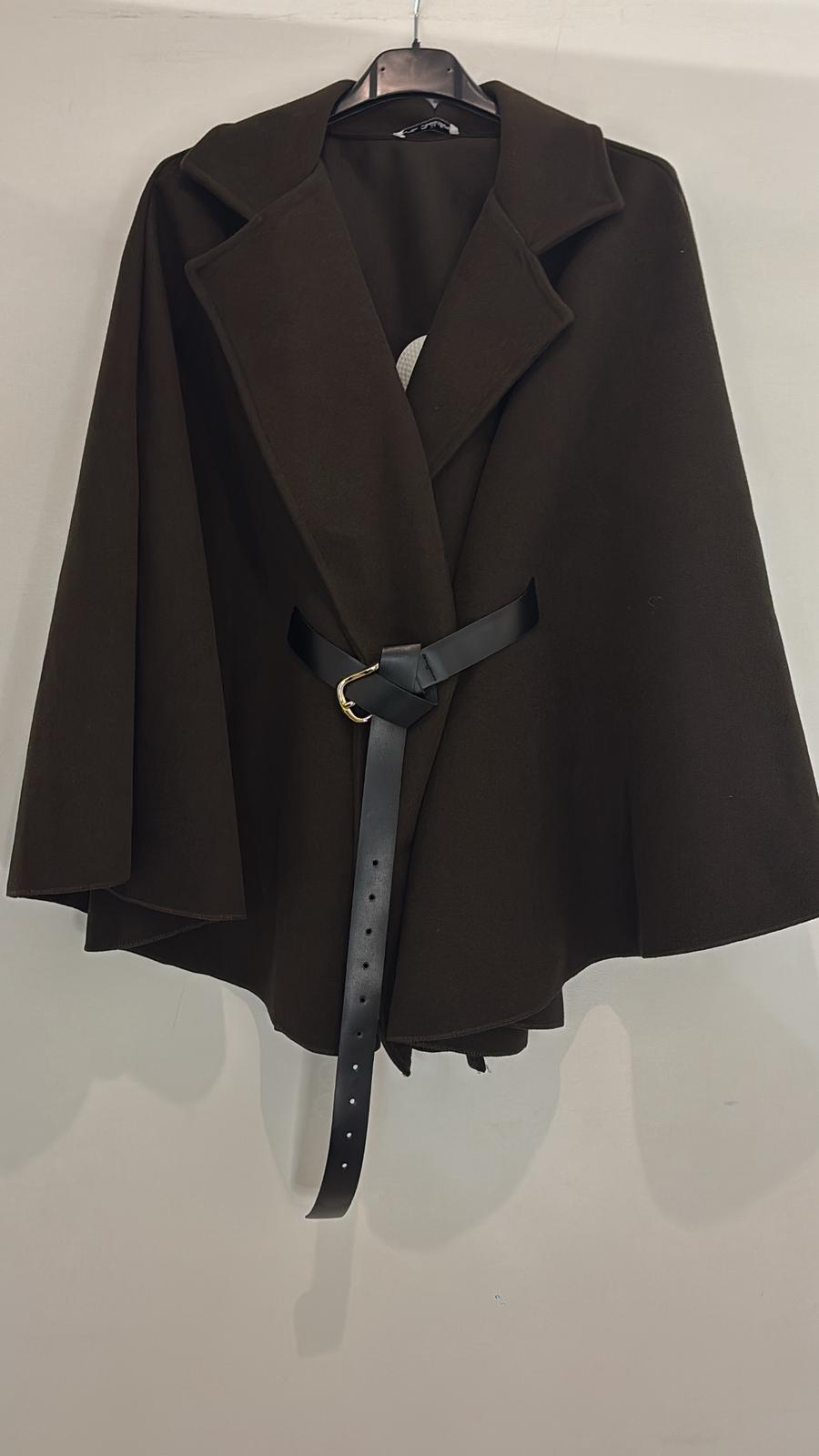 Cape avec col tailleur ceinture noire à boucle dorée