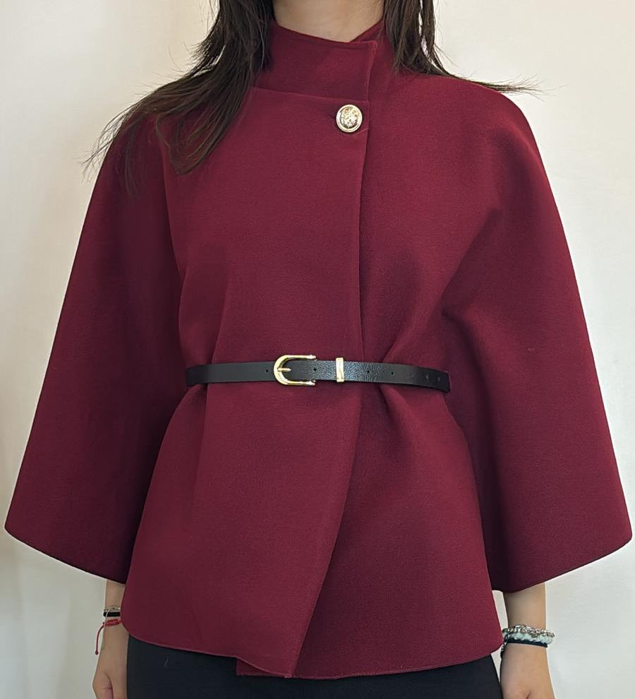 Cape structurée à bouton doré ceinture noire intégrée