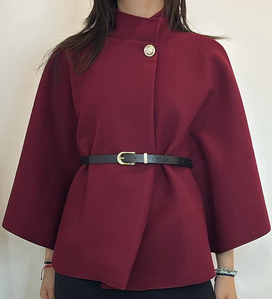 Cape structurée à bouton doré ceinture noire intégrée