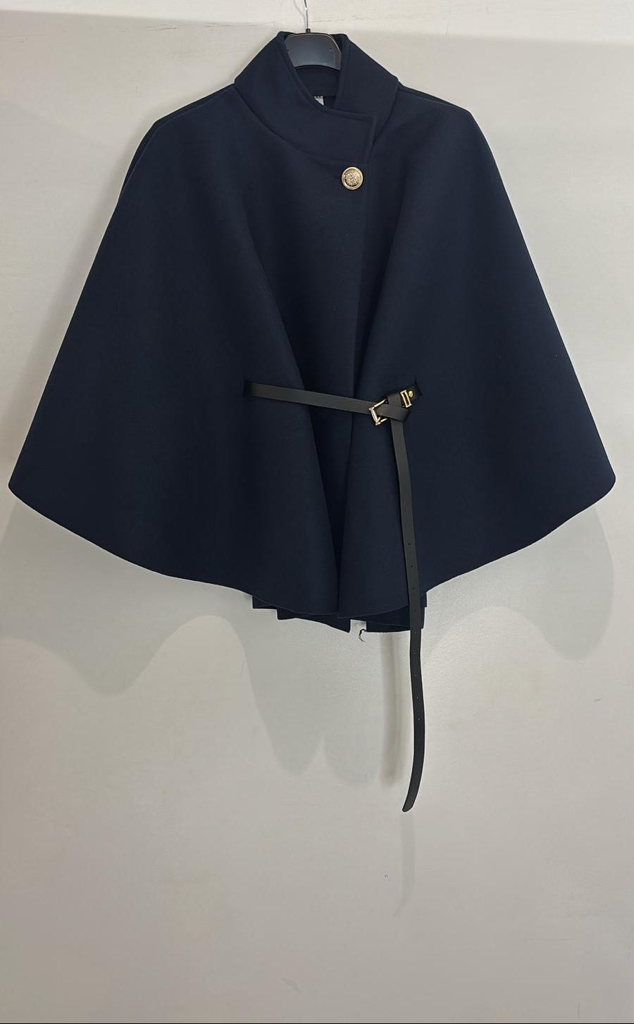 Cape structurée à bouton doré ceinture noire intégrée