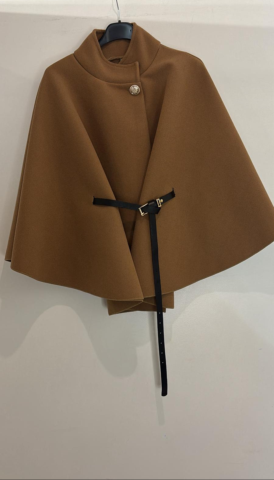 Cape structurée à bouton doré ceinture noire intégrée