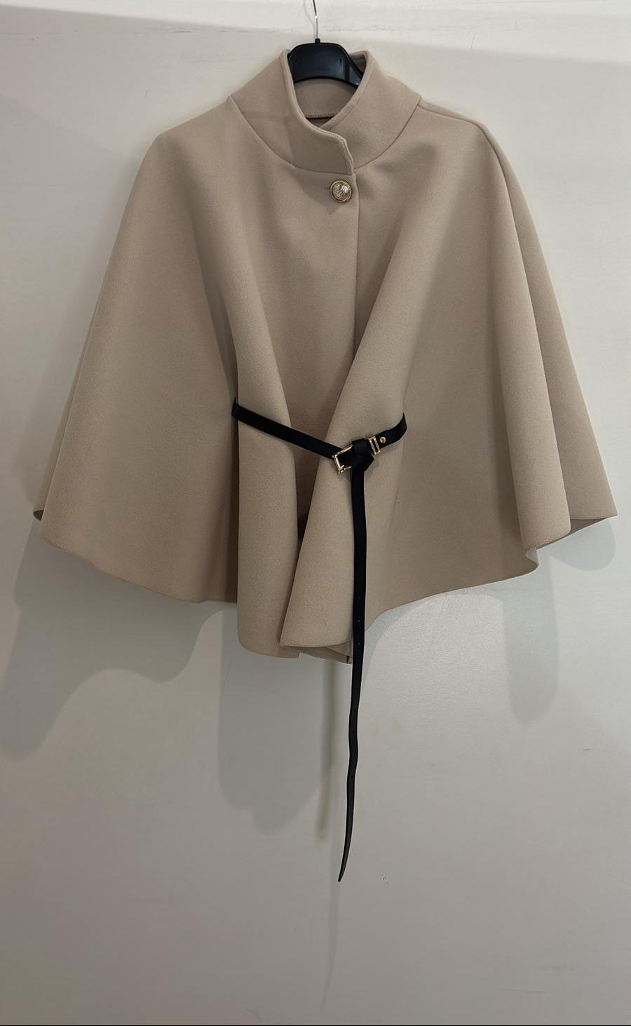 Cape structurée à bouton doré ceinture noire intégrée