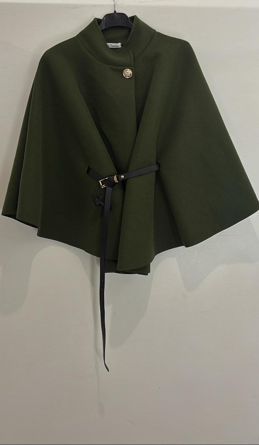 Cape structurée à bouton doré ceinture noire intégrée